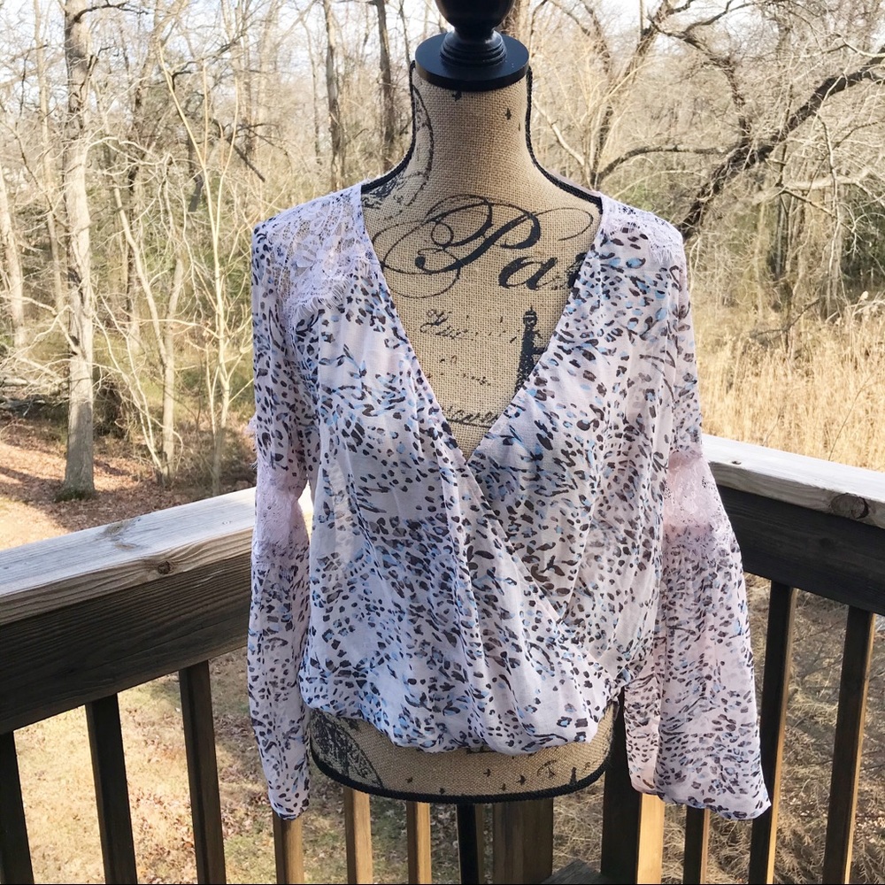 Anthropologie Lovestitch Bell sleeve sheer w/ Lace